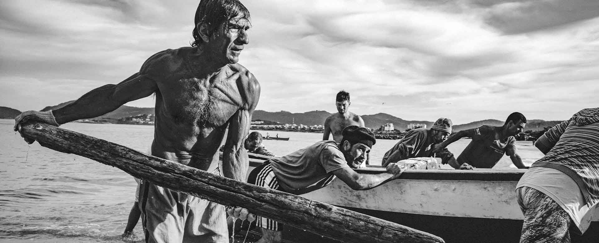 Immagine di pescatori che rientrano nella baia di Guanabara, in Brasile