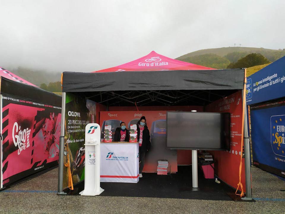 Lo stand Trenitalia per la tappa del Giro d'Italia a Roccaraso