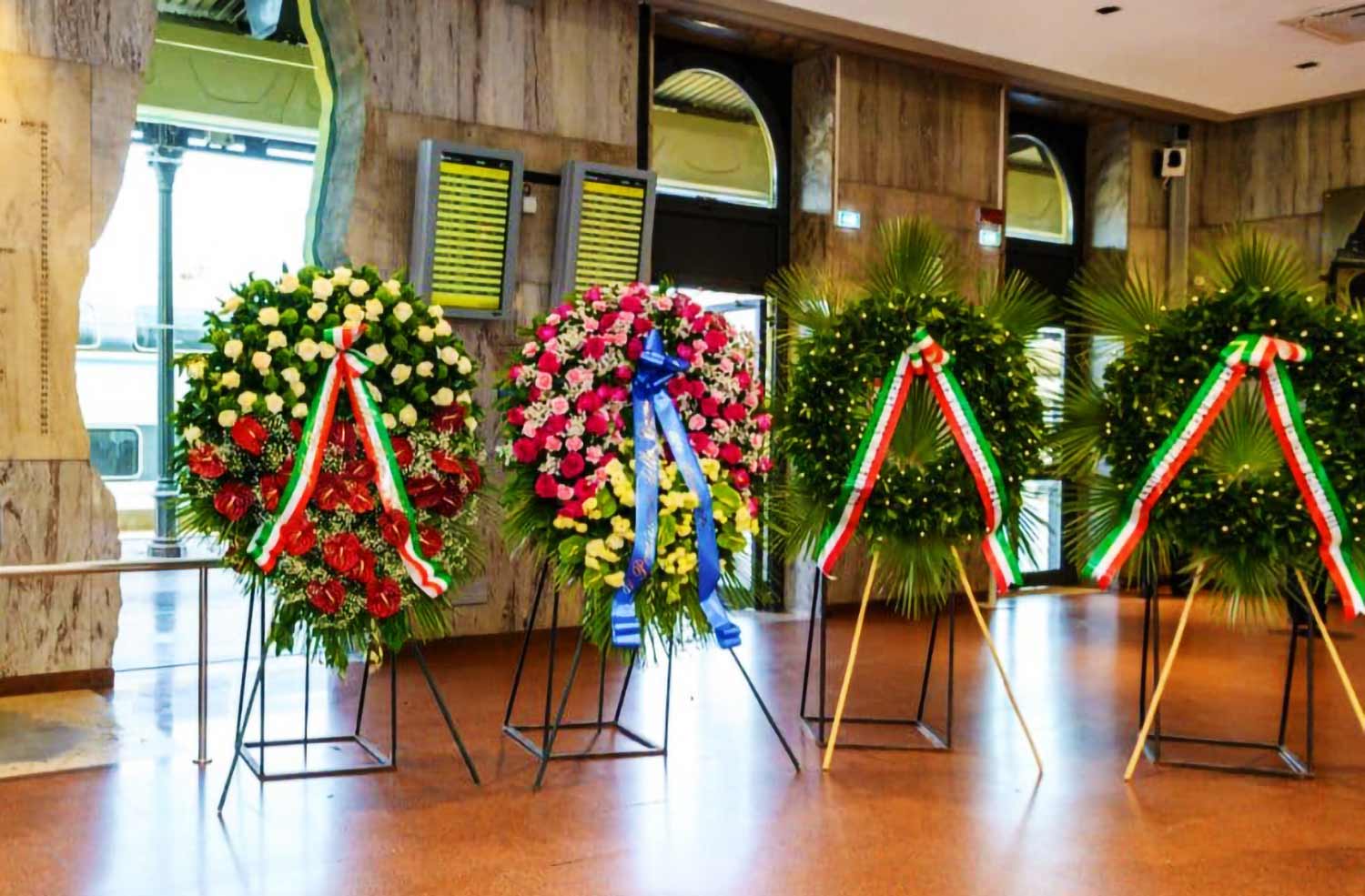 Corone nella sala d'aspetto della stazione di Bologna