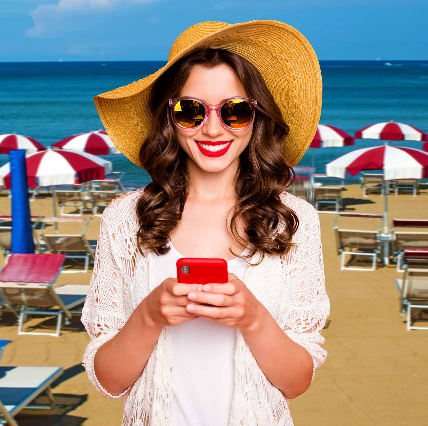 Ragazza in spiaggia con smartphone