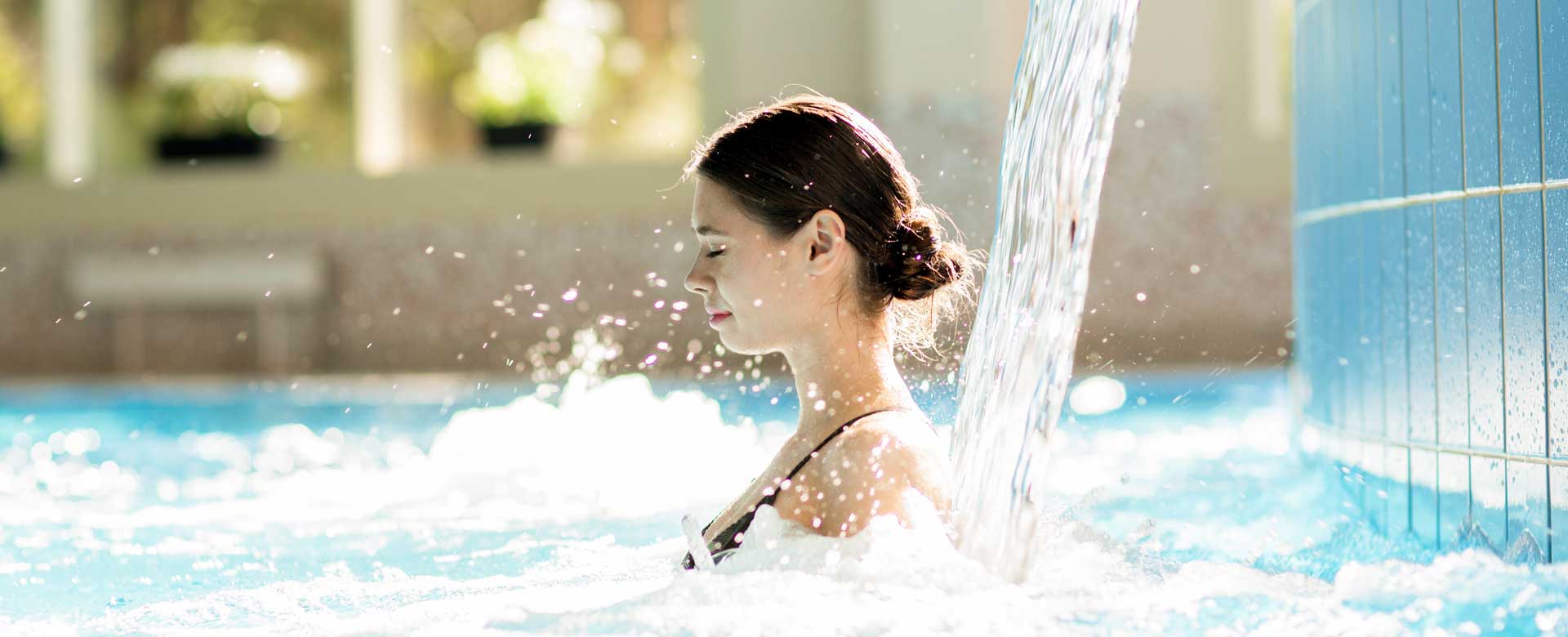 Ragazza in una vasca di acqua termale