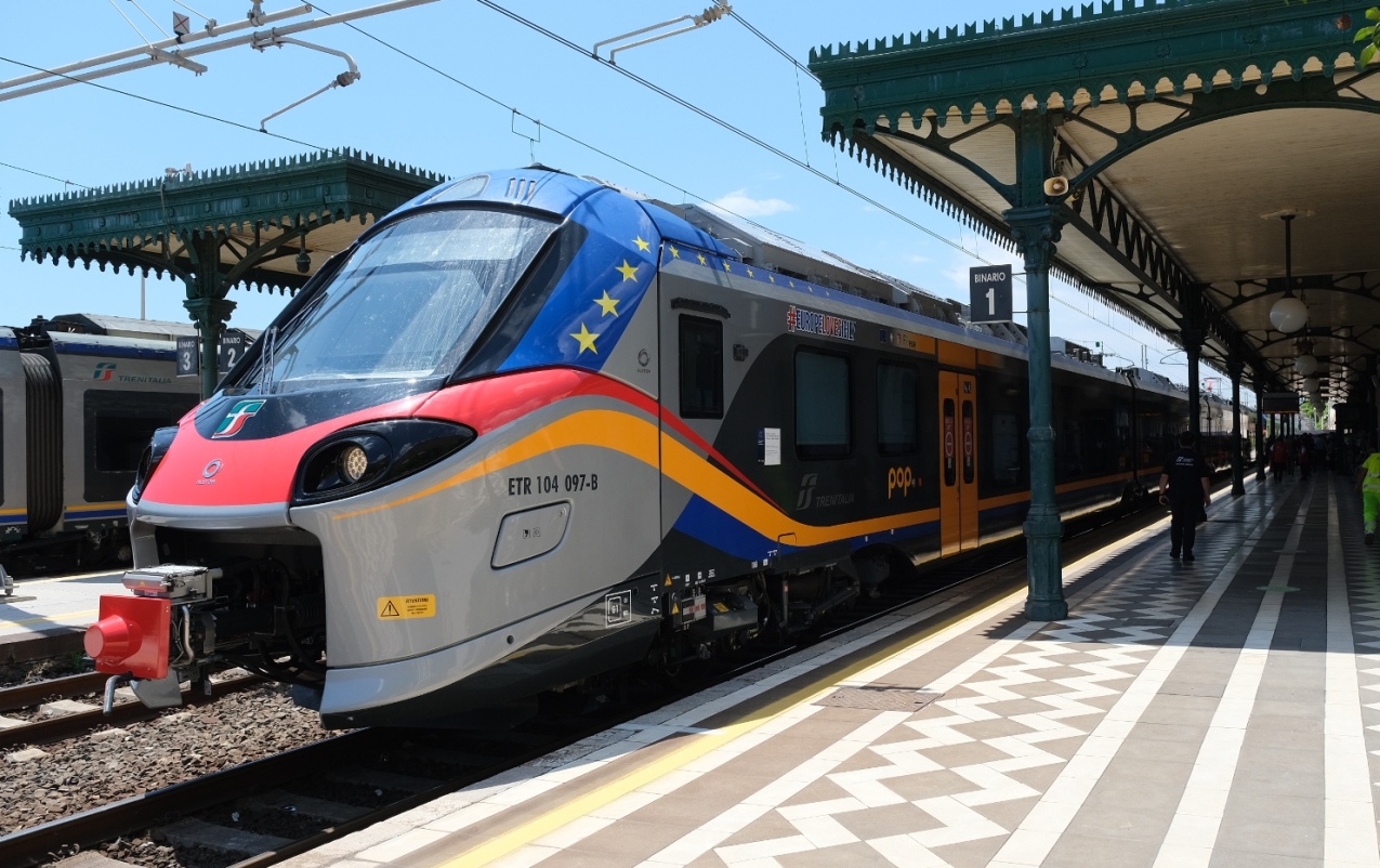 Treno Pop Trenitalia nella stazione di Taormina