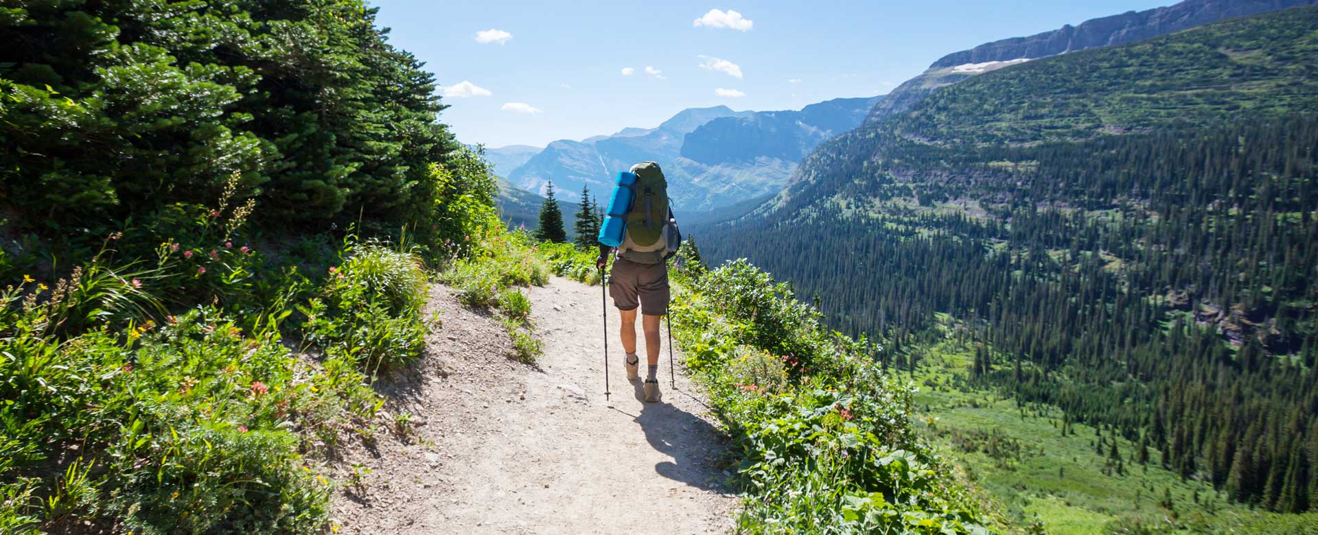 Uomo che cammina in un sentiero di montagna