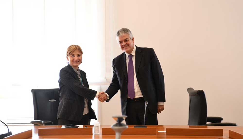 Luigi Ferraris, AD di FS Italiane, e Gelsomina Vigliotti, Vicepresidente della BEI, in occasione della sottoscrizione del green bond del 16 dicembre 2021