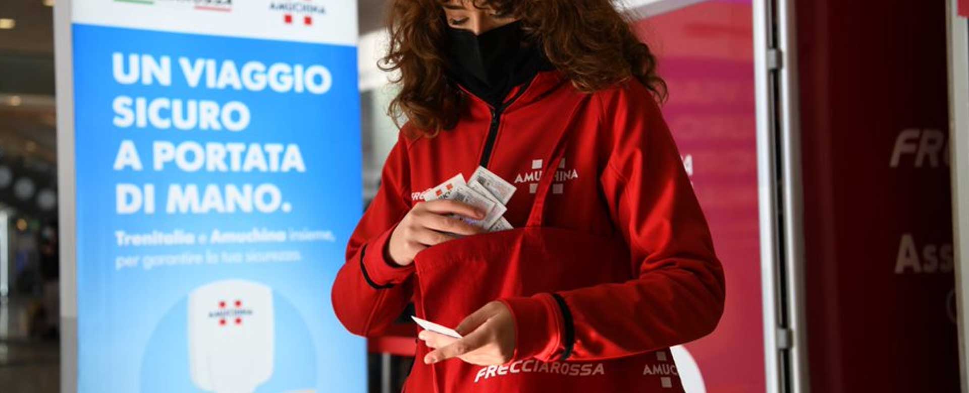 Hostess che distribuisce campioni gratuiti di Amuchina alla stazione di Roma Termini