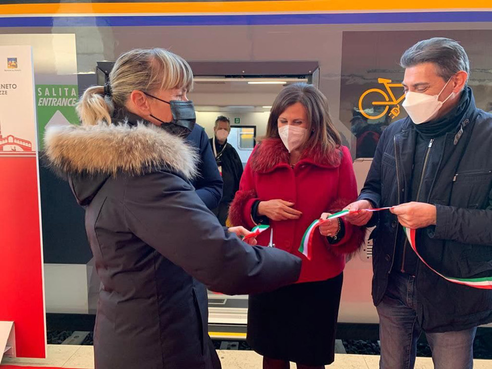 Taglio del nastro per il nuovo treno regionale Rock, presentato alla stazione di Verona Porta Nuova da Sabrina De Filippis, Direttore Business Regionale Trenitalia, Elisa De Berti, Vicepresidente con delega a Infrastrutture e Trasporti Regione Veneto, e Tiziano Baggio, Direttore Regionale Trenitalia Veneto