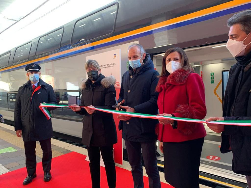 Taglio del nastro per il nuovo treno regionale Rock, presentato alla stazione di Verona Porta Nuova da Sabrina De Filippis, Direttore Business Regionale Trenitalia, Elisa De Berti, Vicepresidente con delega a Infrastrutture e Trasporti Regione Veneto, e Tiziano Baggio, Direttore Regionale Trenitalia Veneto