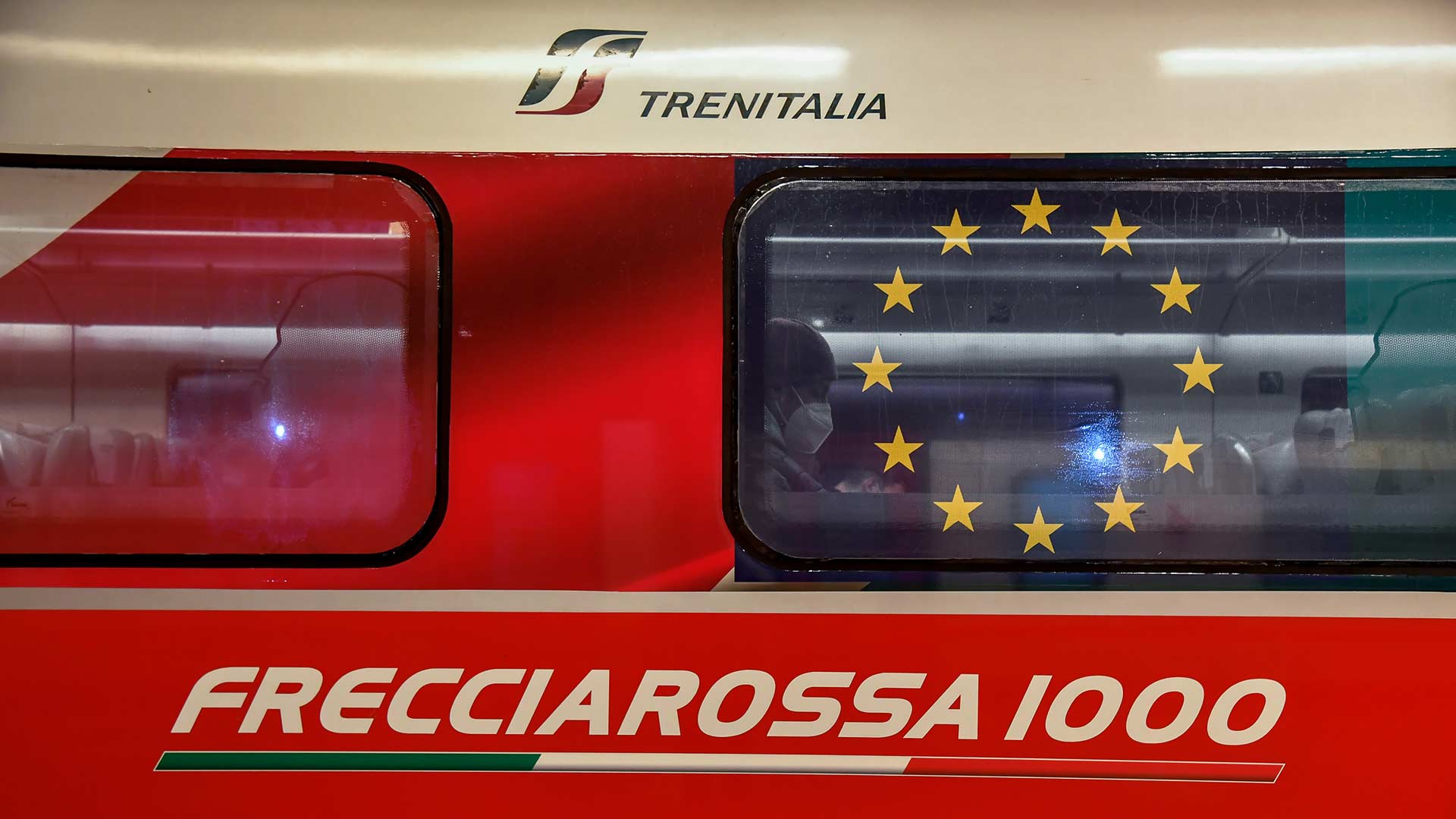 Frecciarossa 1000 con logo dell'Unione Europea sul finestrino