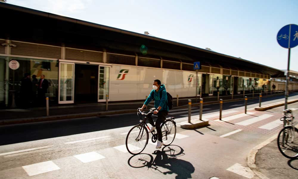 Pista ciclabile vicino a stazione ferroviaria