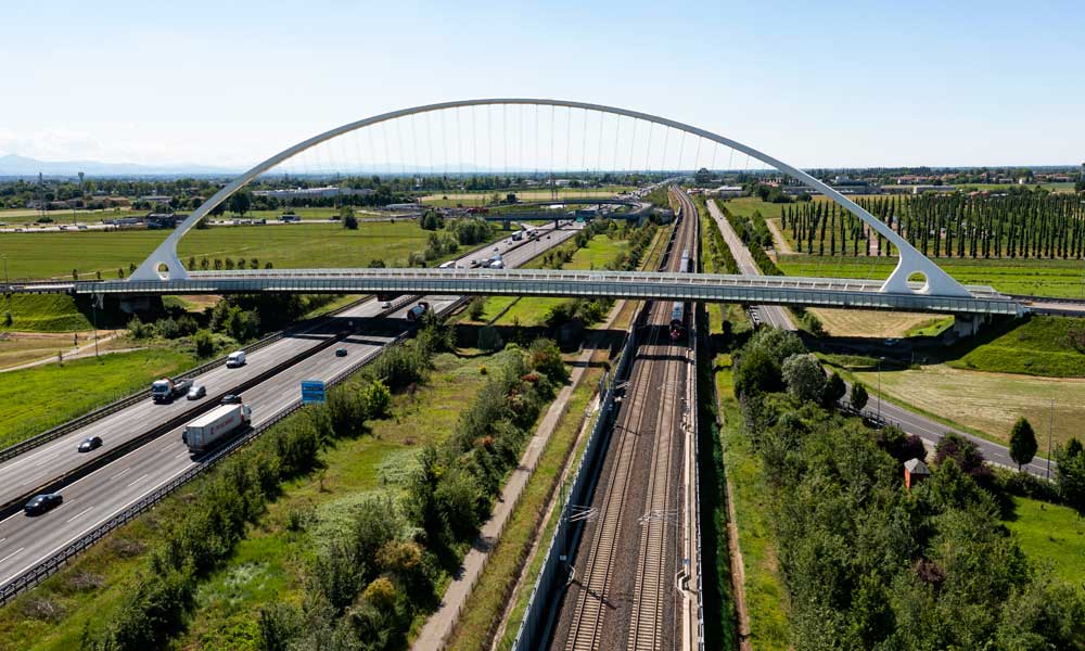 Ponte su binariferroviari e autostrada