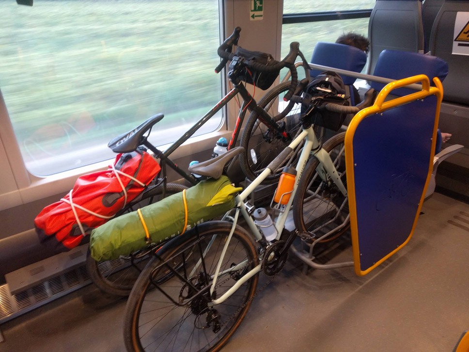 Bici posizionate su un treno Trenitalia