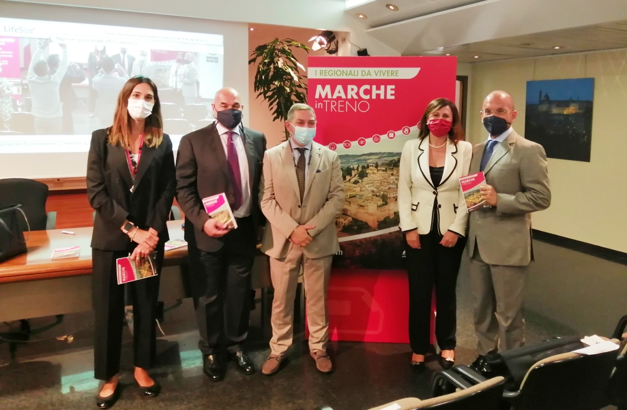 Guido Castelli, Assessore ai Trasporti della Regione Marche, insieme a Sabrina De Filippis, Direttore Divisione Regionale di Trenitalia e Marco Bolasco, direttore di divisione Non Fiction di Giunti Editore. Presenti anche Fausto Del Rosso, Direttore regionale di Trenitalia Marche e Francesco Zamichieli, direttore Iniziative Speciali di Giunti Editore