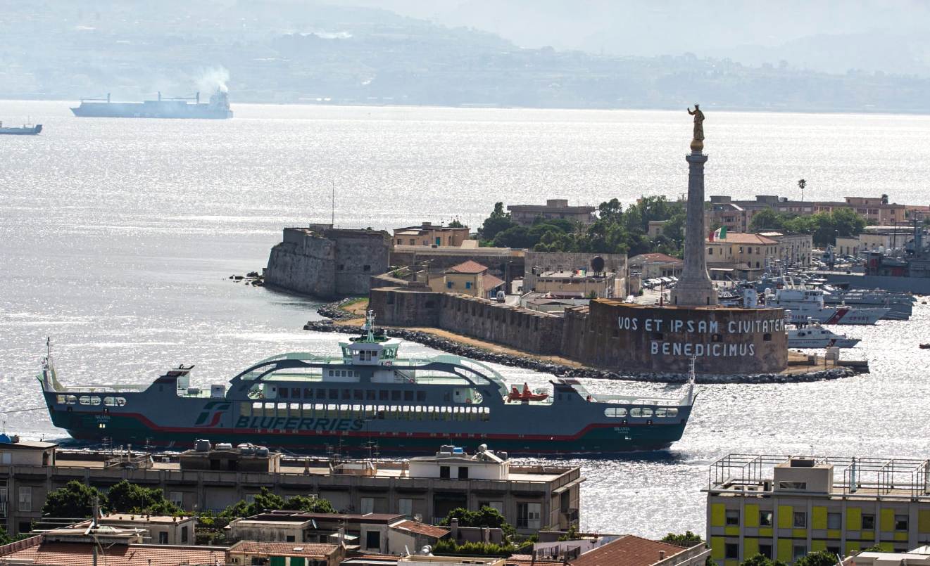 Nave Sikania nello Stretto di Messina
