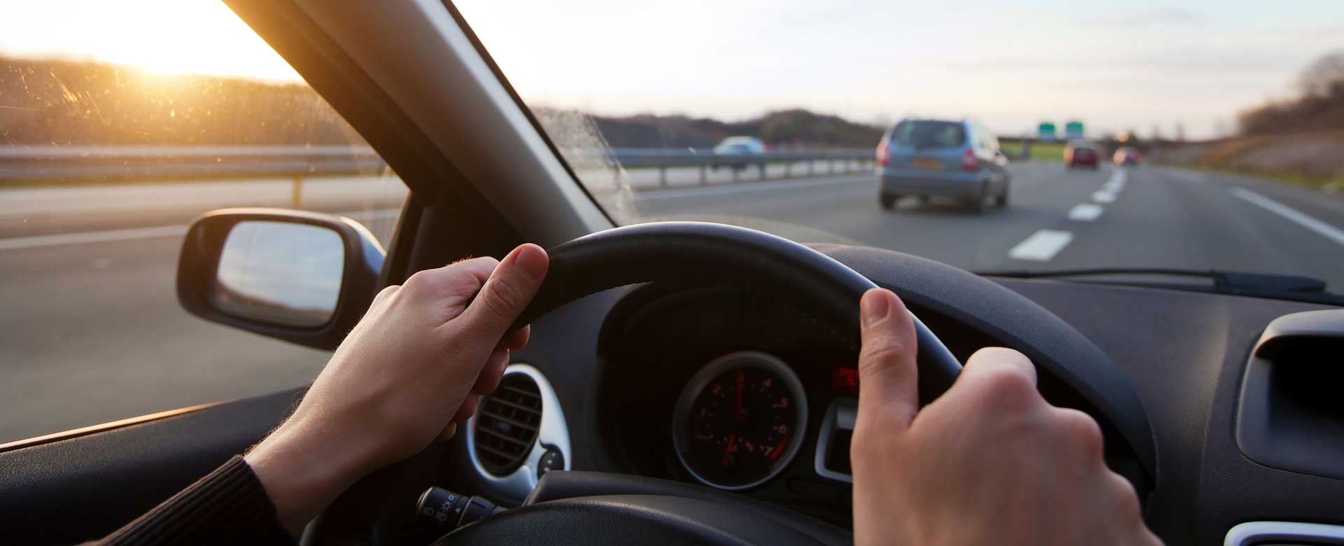 Persona alla guida di un'auto