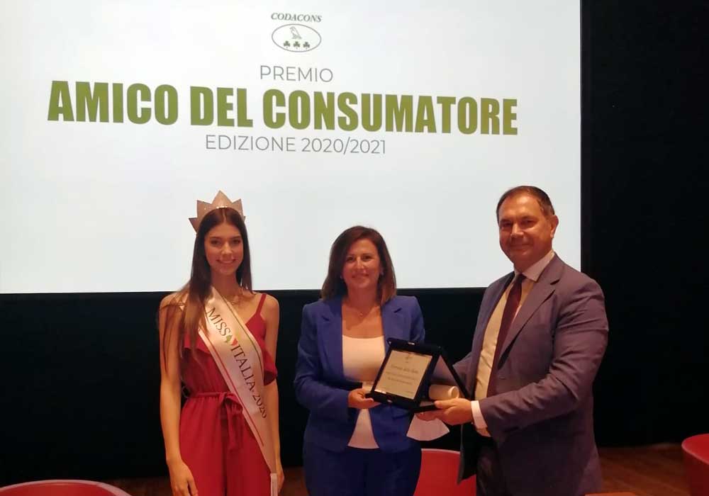 Sabrina De Filippis, a capo della Direzione Business Regionale di Trenitalia, riceve il Premio Amico del Consumatore di Codacons da Martina Sambucini, Miss Italia 2020, e Gianluca Di Ascenzo, presidente di Codacons