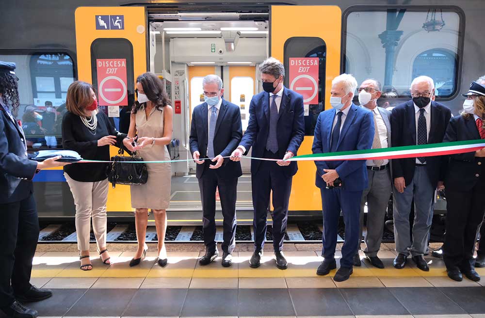 Taglio del nastro per i nuovi treni Pop in Sicilia