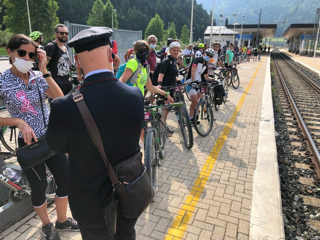 Ciclisti in stazione dopo la manifestazione Bike Night Alpe Adria