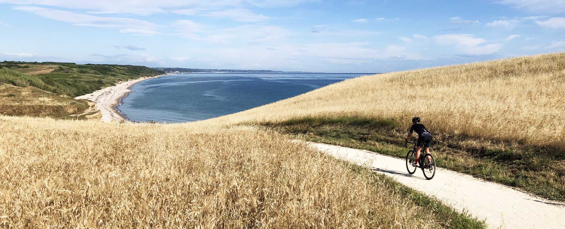 Ciclista pedala su un tratto della Via Verde dei Trabocchi in Abruzzo