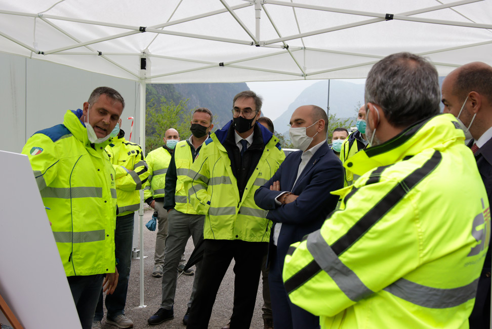 Il viceministro del Mims, Alessandro Morelli, con l'ad di Anas, Massimo Simonini, durante una visita alla smart road Anas lungo la SS51 "di Alemagna"