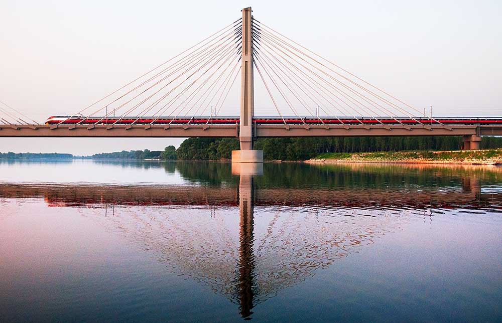 Frecciarossa su un ponte ferroviario