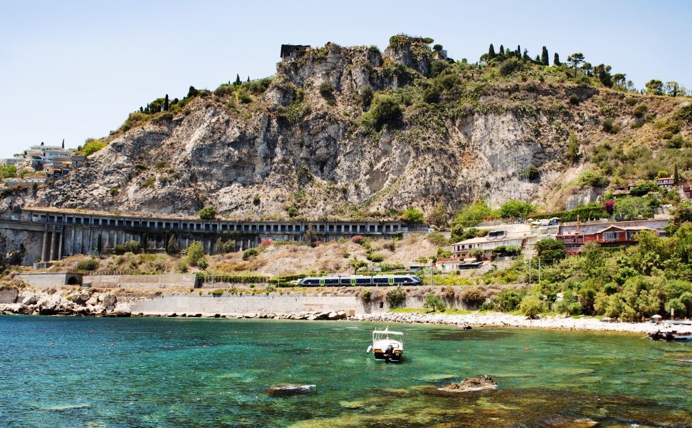 Treno regionale fra terra e mare