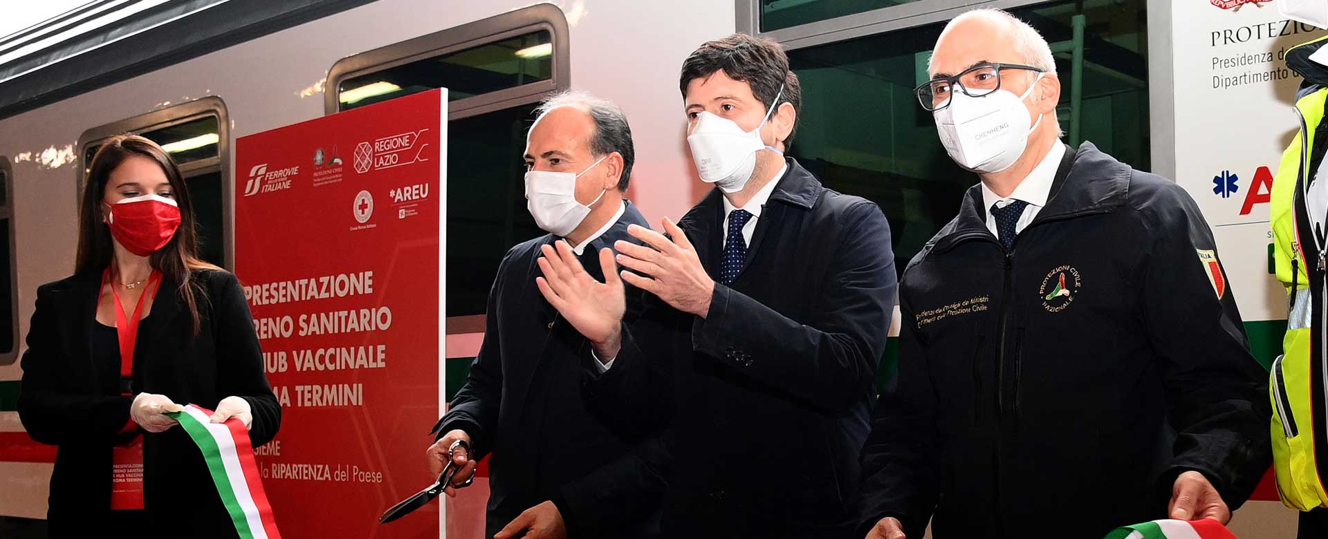 Gianfranco Battisti, AD di FS, Roberto Speranza, Ministro della Salute e Fabrizio Curcio, capo della Protezione Civile, davanti al treno sanitario in sosta a Roma Termini