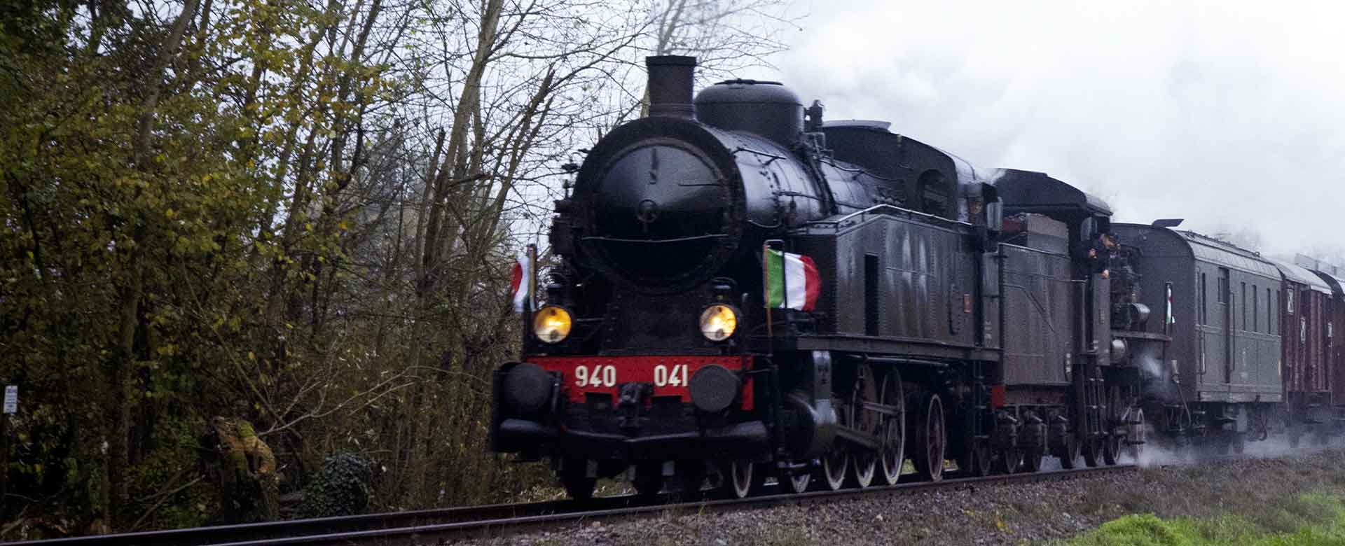 Il treno storico nella natura autunnale delle Langhe