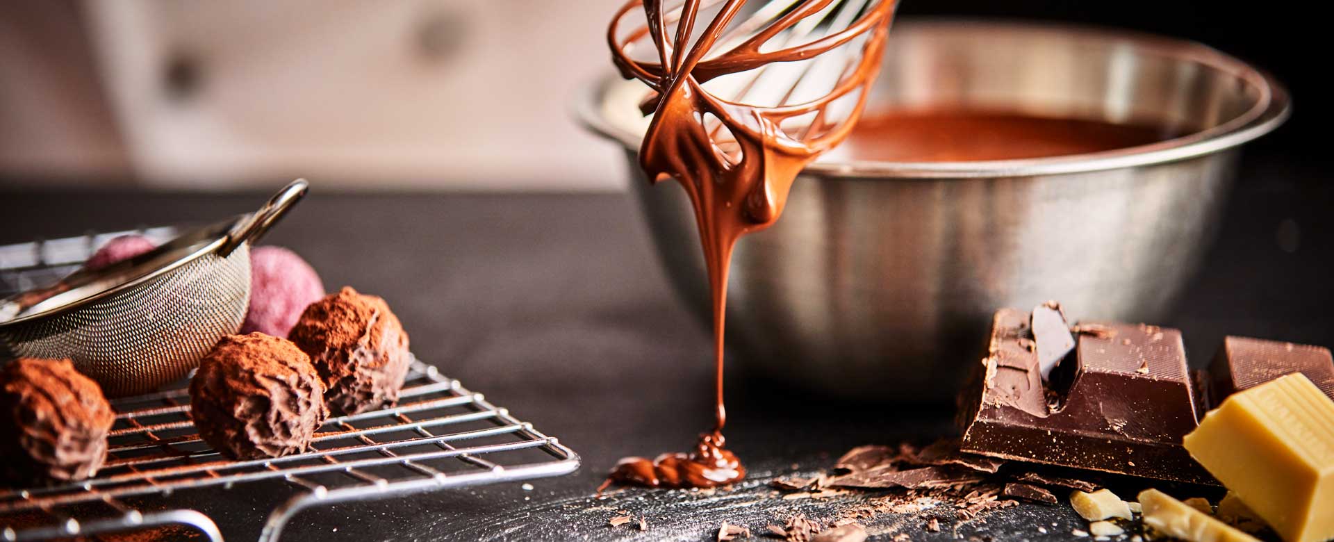 Tavolo di lavoro di uno chef con cioccolato