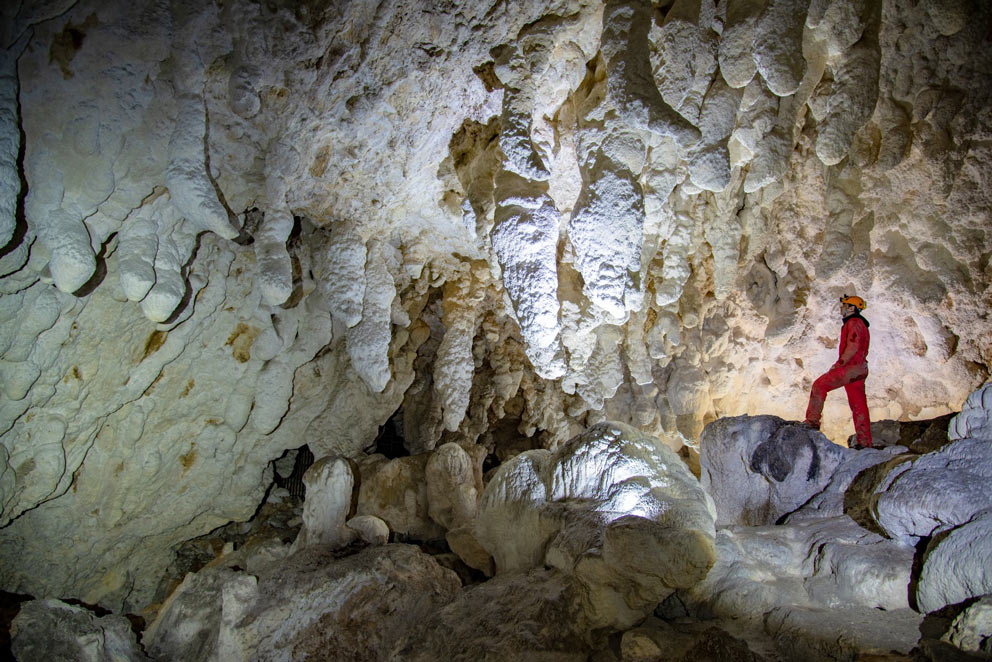 Salone centrale della Grotta Nera completamente coperta dal bianco "latte di monte" bianco avorio ©Speleo Club Chieti