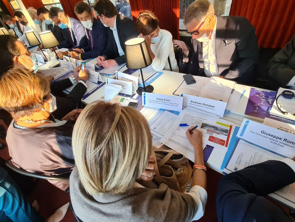 Un momento di confronto durante il panel Il corridoio del Brennero nel contesto europeo e locale, tenutosi nel vagone conferenze del Connecting Europe Express nel tratto da Bolzano al Brennero