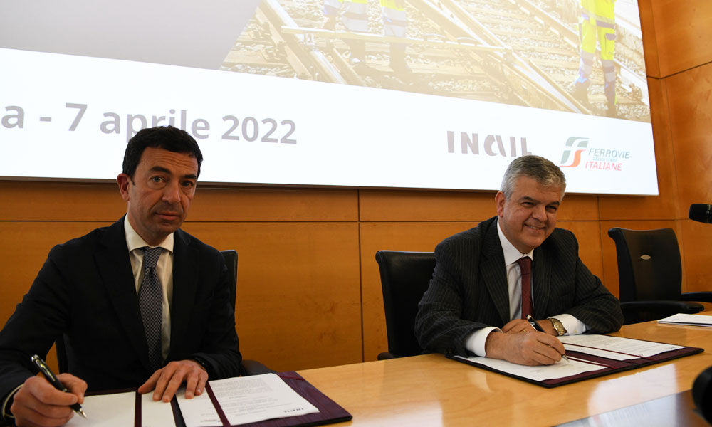 Luigi Ferraris, AD di FS Italiane, e Andrea Tardiola, Direttore Generale INAIL, firmano il protocollo d'Intesa