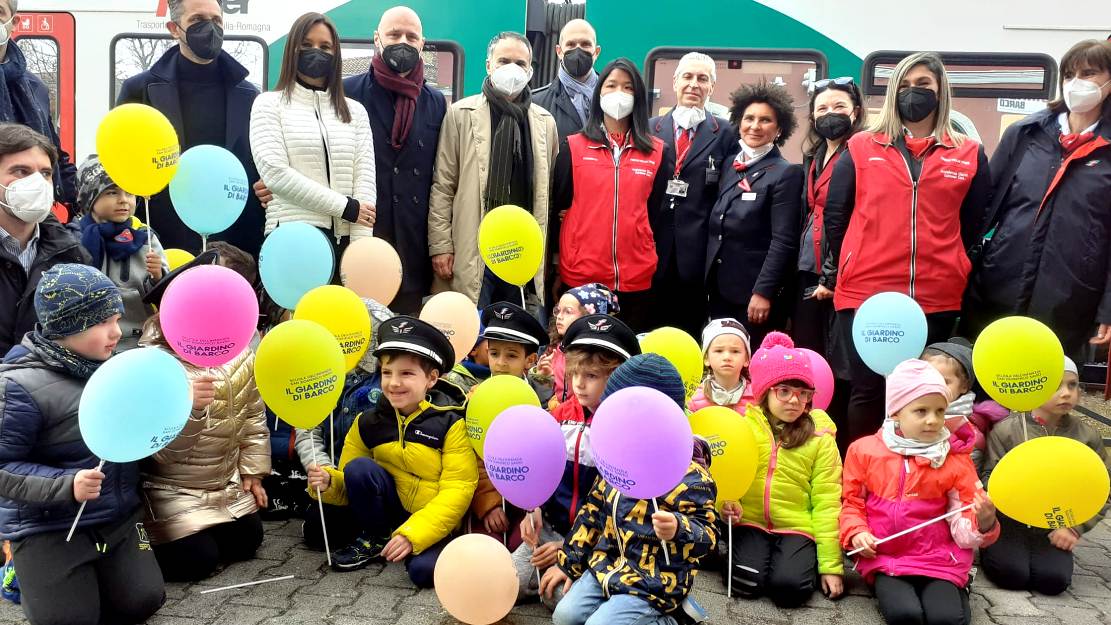 Cerimonia con bambini presentazione treni elettrici Trenitalia Tper