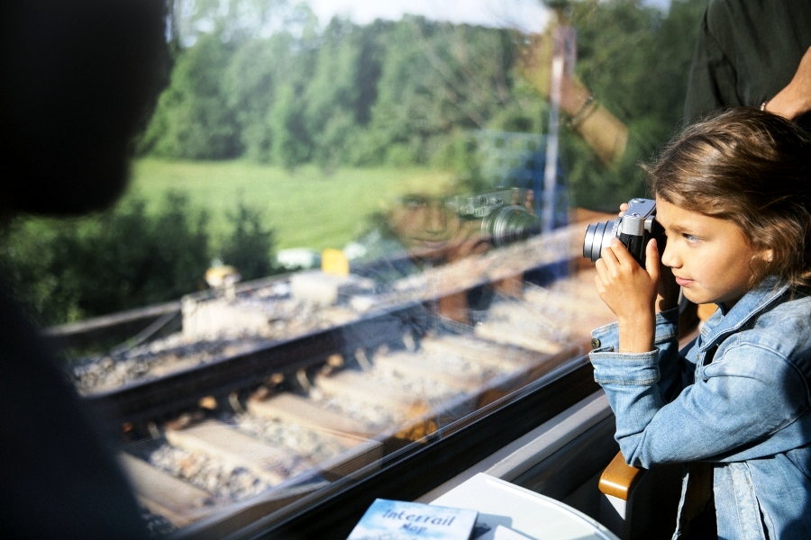 Bambina che viaggia in treno