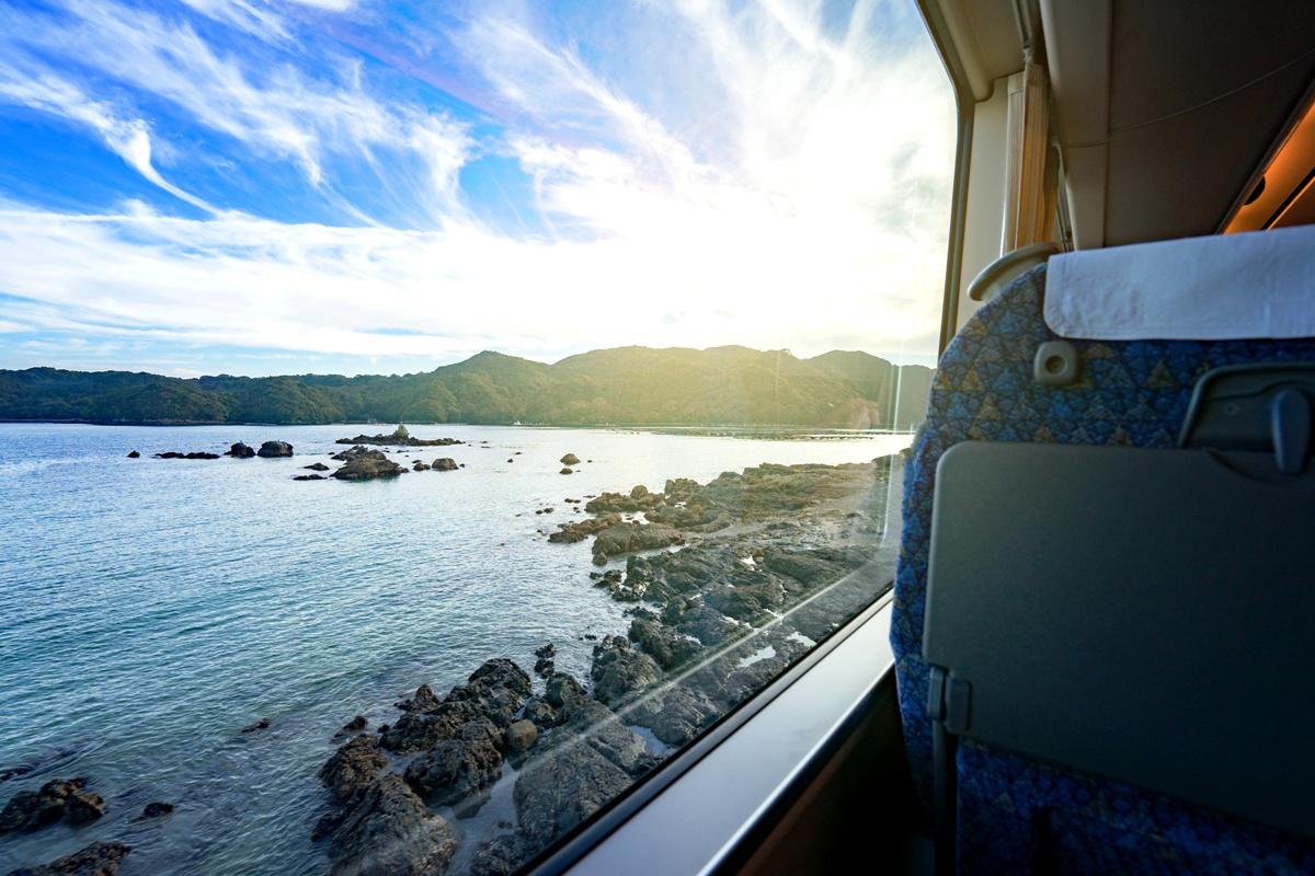 Panorama marino visto dal finestrino di un treno