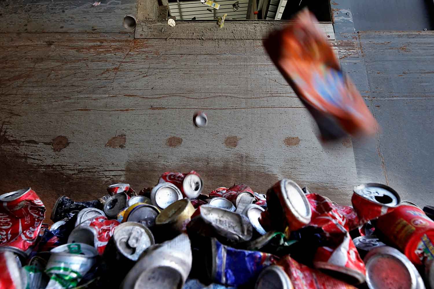 Lattine immesse in un impianto di selezione e trattamento dei rifiuti