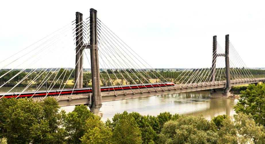 Treno Frecciarossa su ponte ferroviario