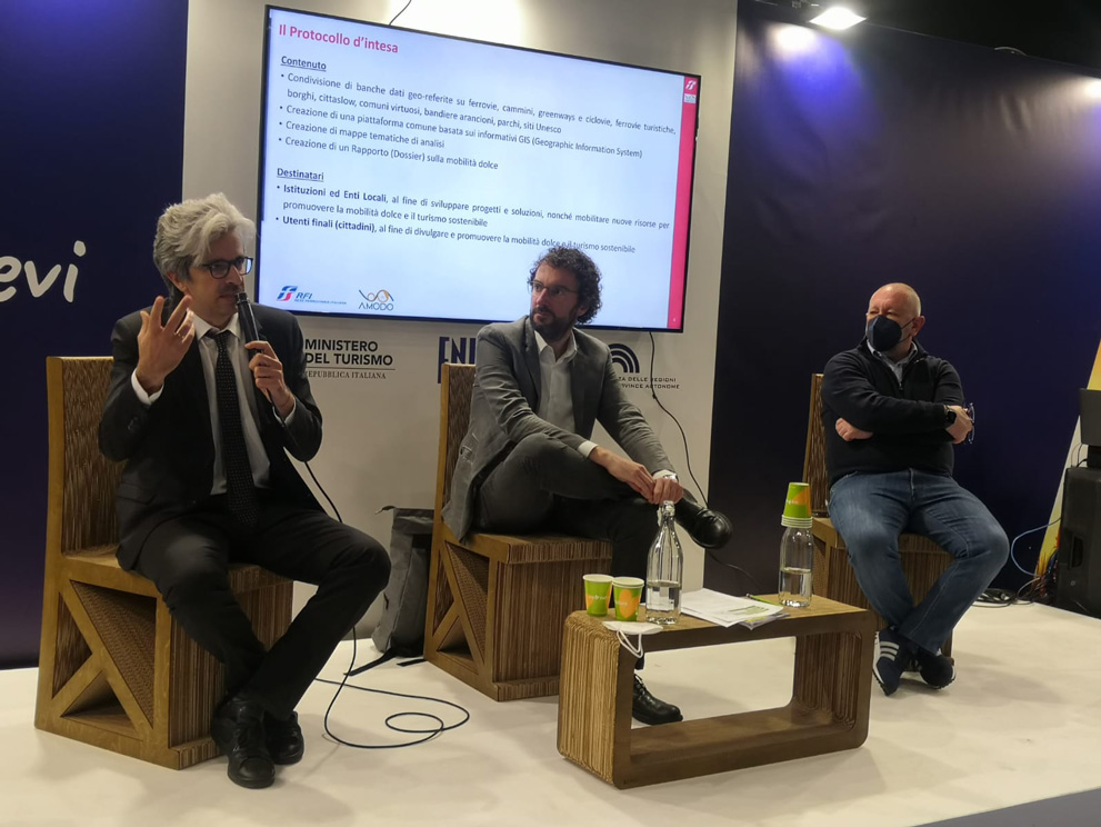 Luigi Contestabile (Direzione Stazioni di RFI), Stefano Brambilla (giornalista Touring Club Italiano) e Giulio Senes (Associazione Italiana Greenways) alla presentazione dell’Atlante della mobilità dolce in Italia