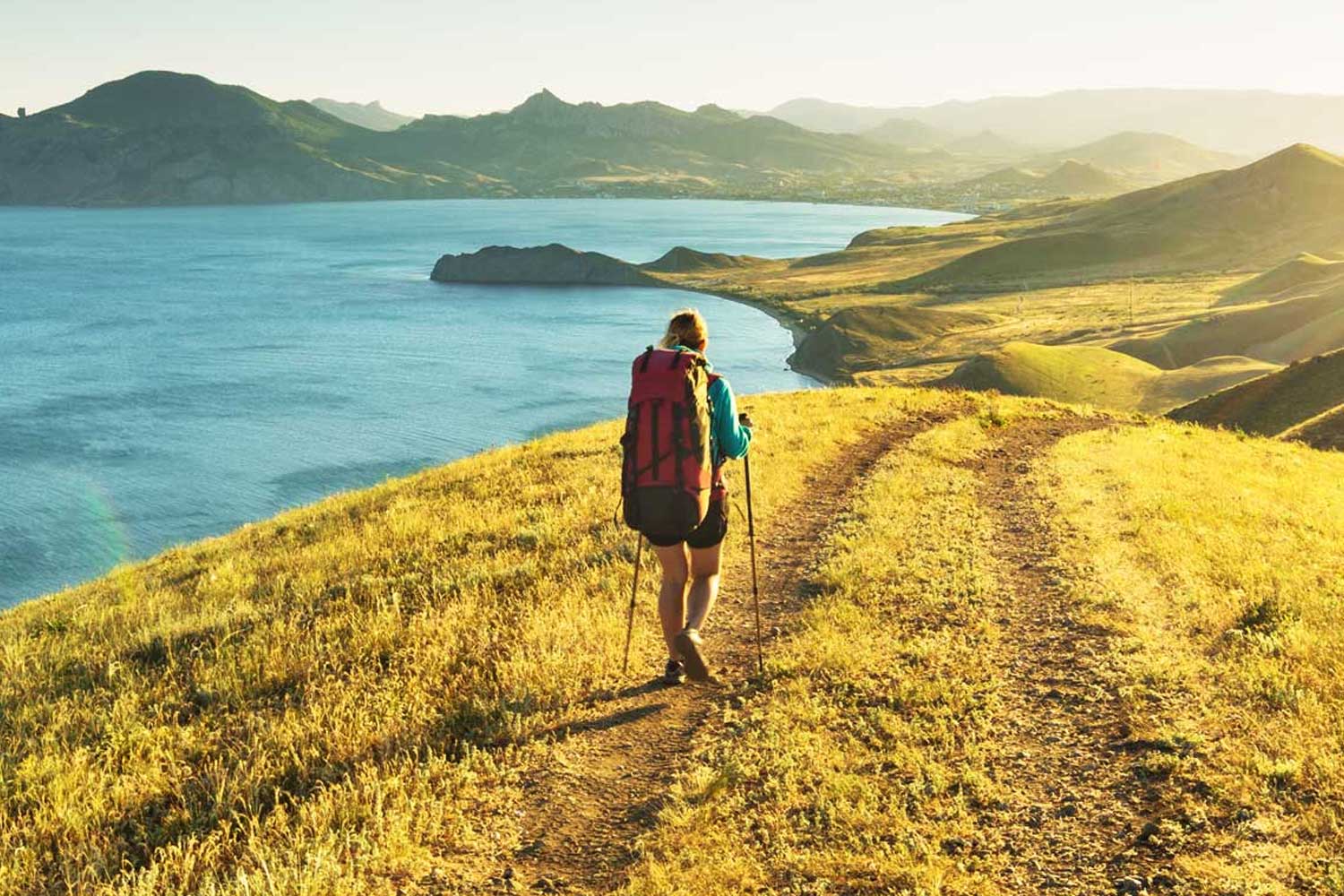 ragazza che fa trekking