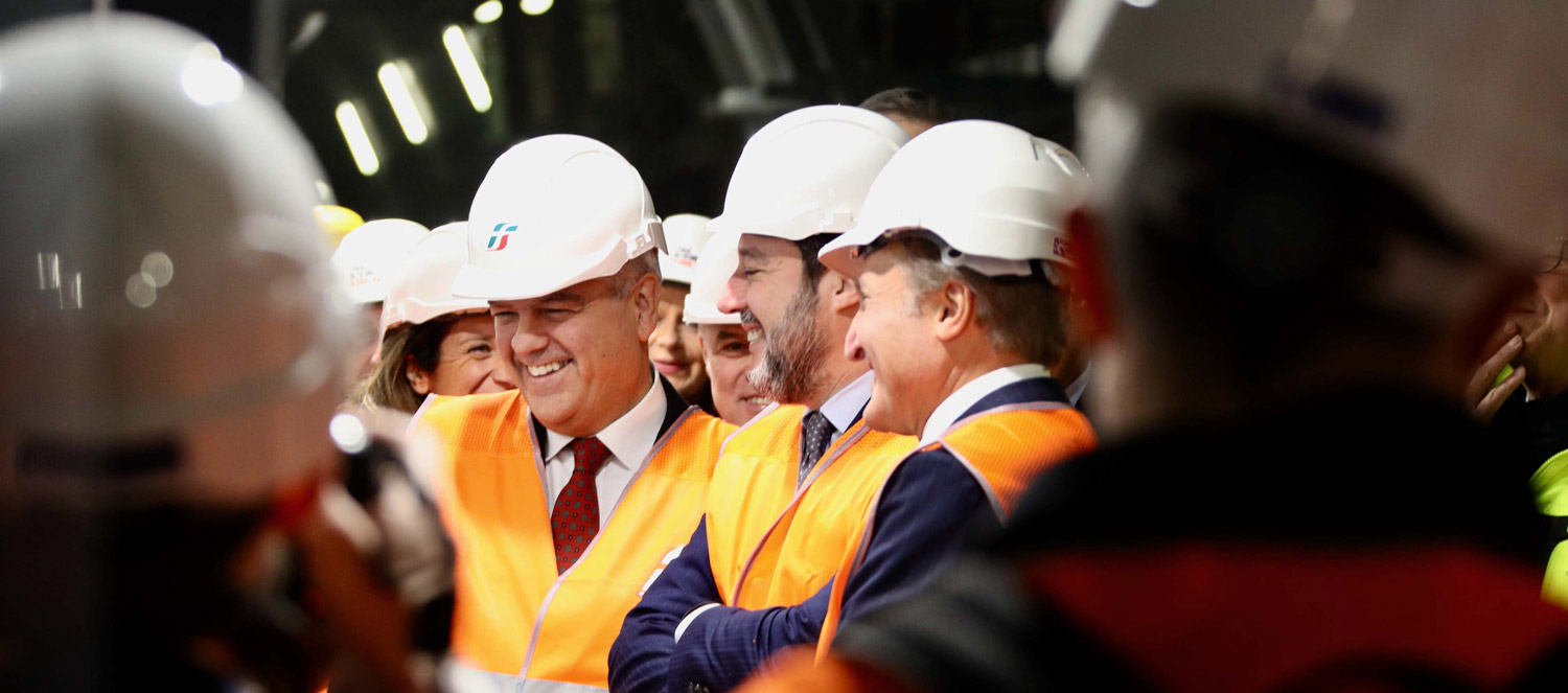 L'AD del Gruppo FS, Luigi Ferraris, illustra al Ministro Matteo Salvini il progetto Cantieri parlanti