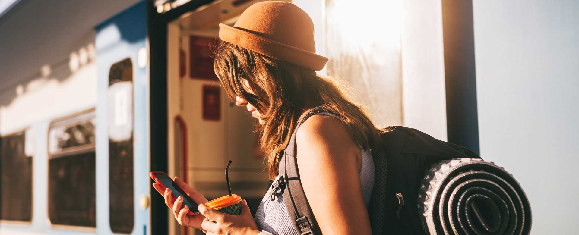 Foto di una viaggiatrice Interrail in treno