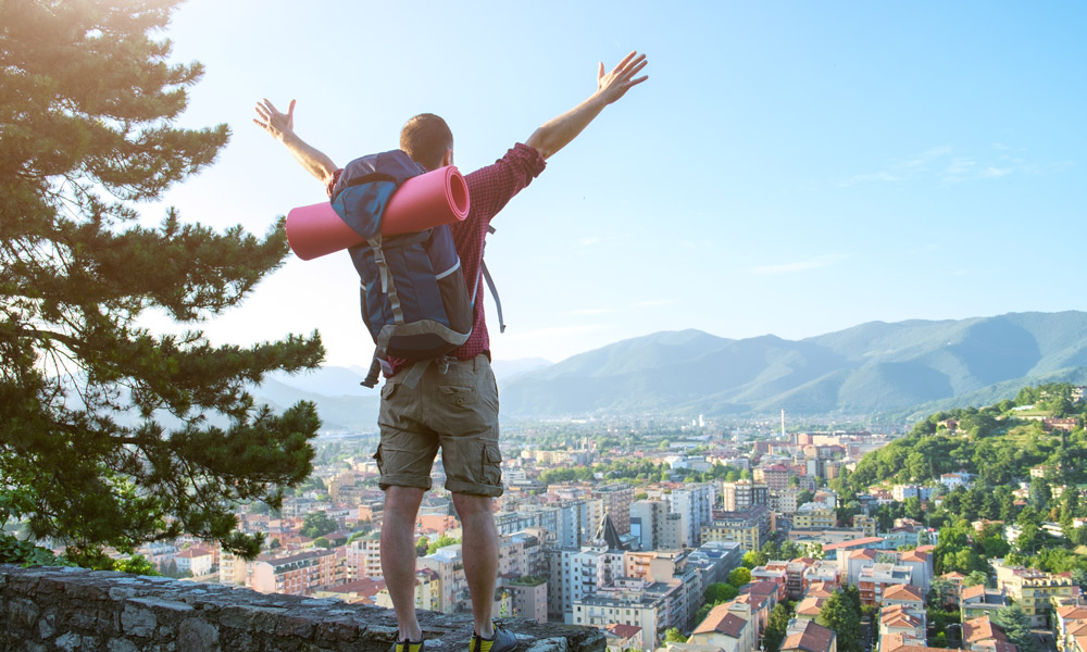 Foto di viaggiatore con zaino interrail