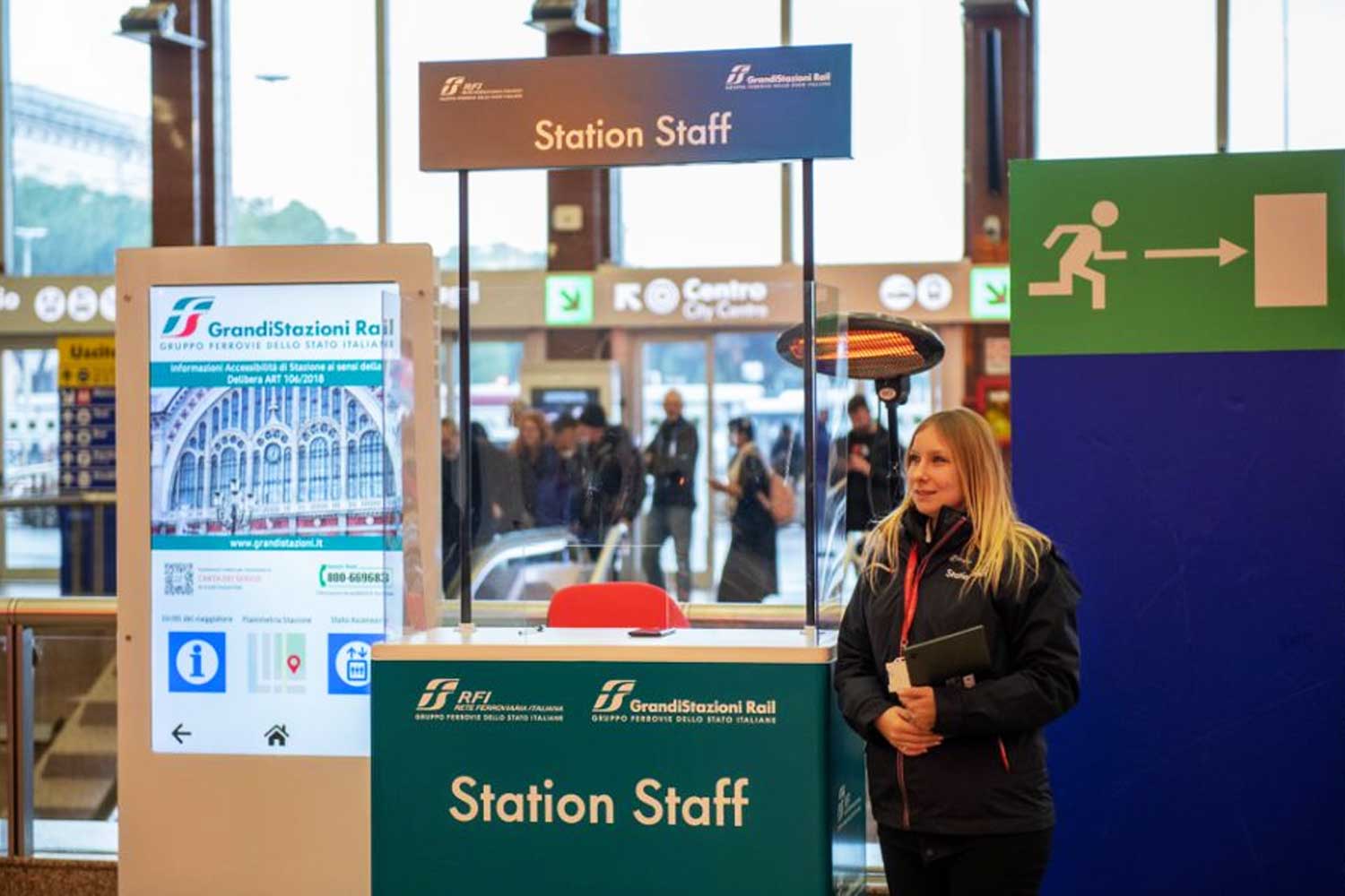 Desk di assistenza di RFI e Grandi Stazioni Rail a Roma Termini