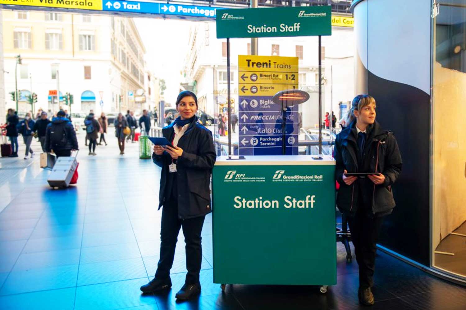 Desk di assistenza di RFI e Grandi Stazioni Rail a Roma Termini