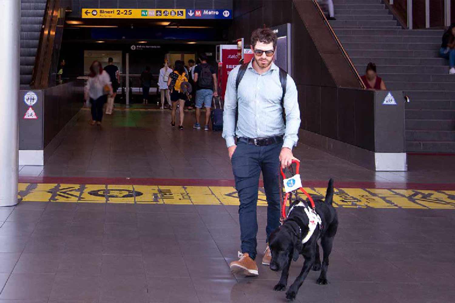 Disabile visivo con cane in stazione