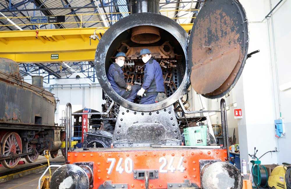 Operai a lavoro nell'Officina di Pistoia