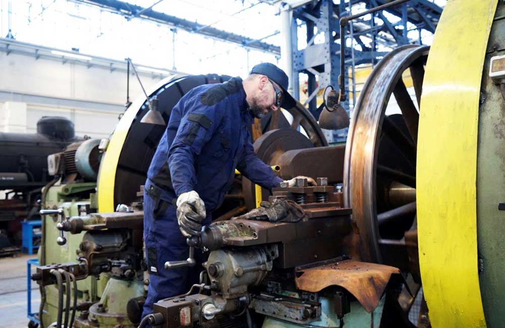 Operaio a lavoro nell'Officina di Pistoia
