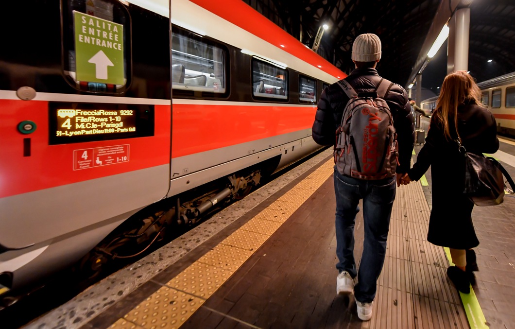 Frecciarossa e viaggiatori in stazione
