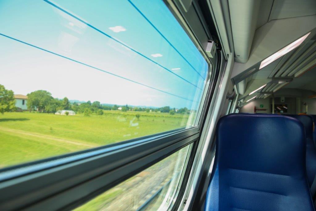 Foto dal finestrino di un treno