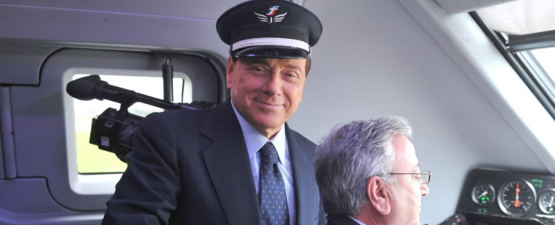 Silvio Berlusconi con cappello da ferroviere