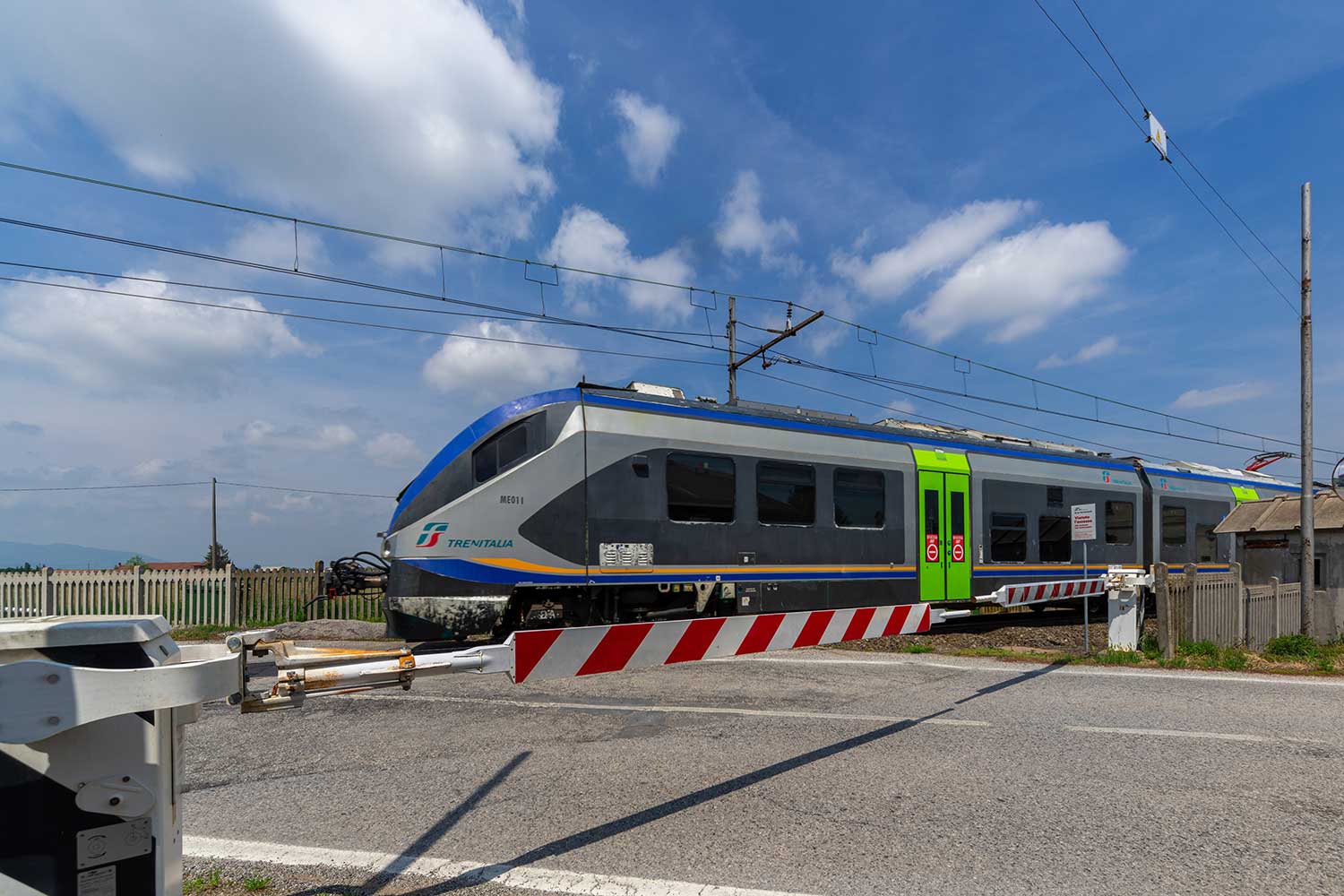 Passaggio a livello e treno regionale